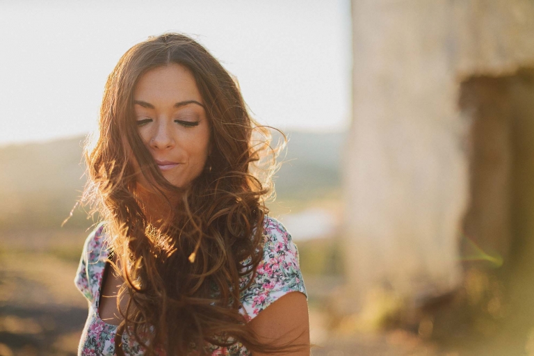 mujer en puesta de sol