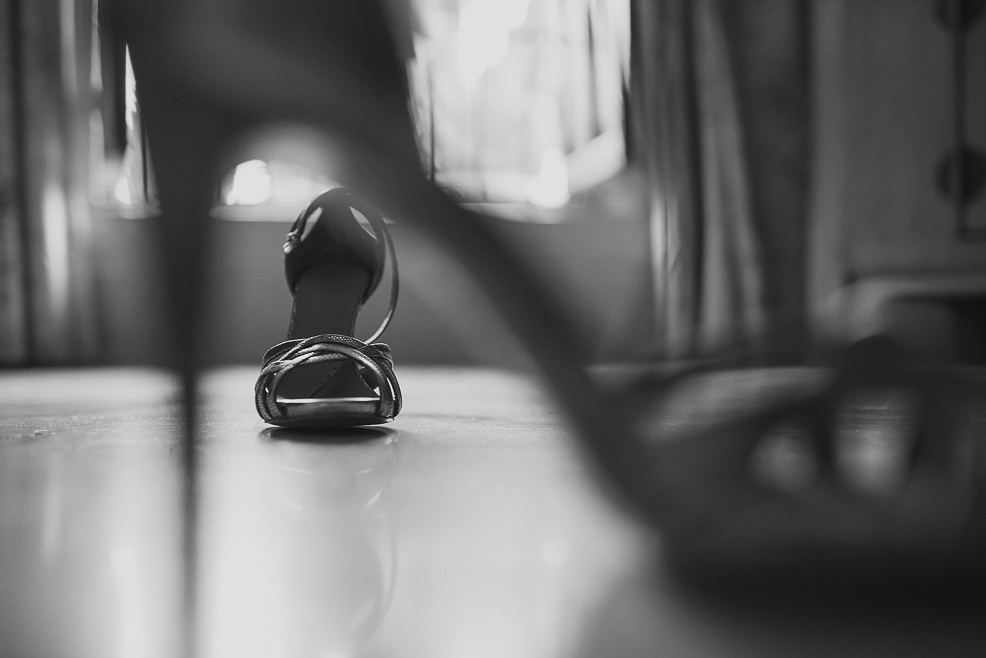 Fotografo boda original emotiva fotoperiodismo en Motril , Granada Malaga Jaén Boda en casa de los Bates Zapatos Novia