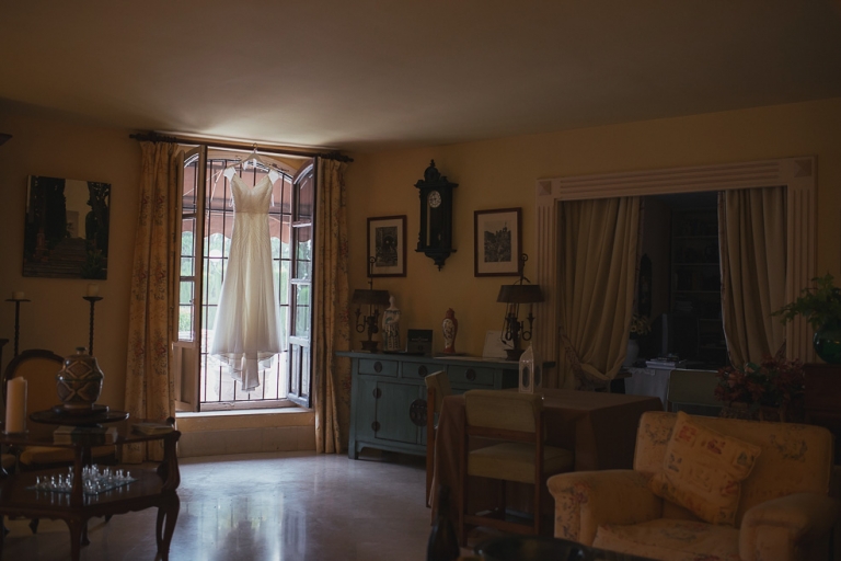 Fotografo boda original emotiva fotoperiodismo en Motril , Granada Malaga Jaén Boda en casa de los Bates Vestido novia