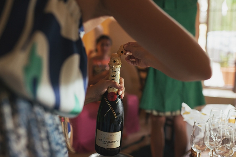 Fotografo boda original emotiva fotoperiodismo en Motril , Granada Malaga Jaén Boda en casa de los Bates Champagne Moet