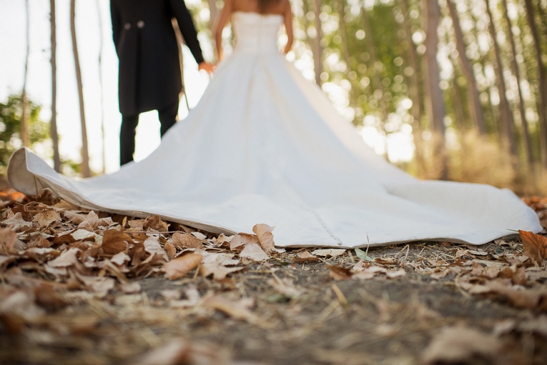 fotografía artistica de boda en el bosque vestido de novia hojas otoño