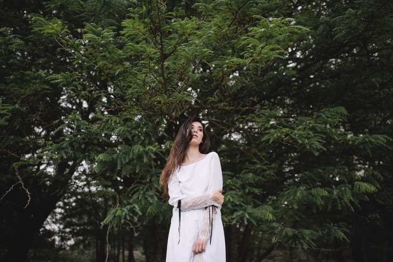 Foto artistica de novia en el bosque