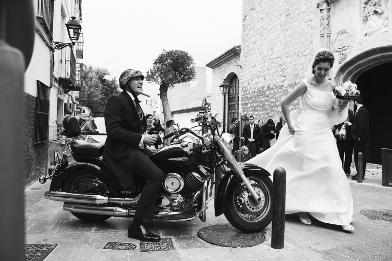 Fotos Boda Iglesia la Magdalena Novia en Moto