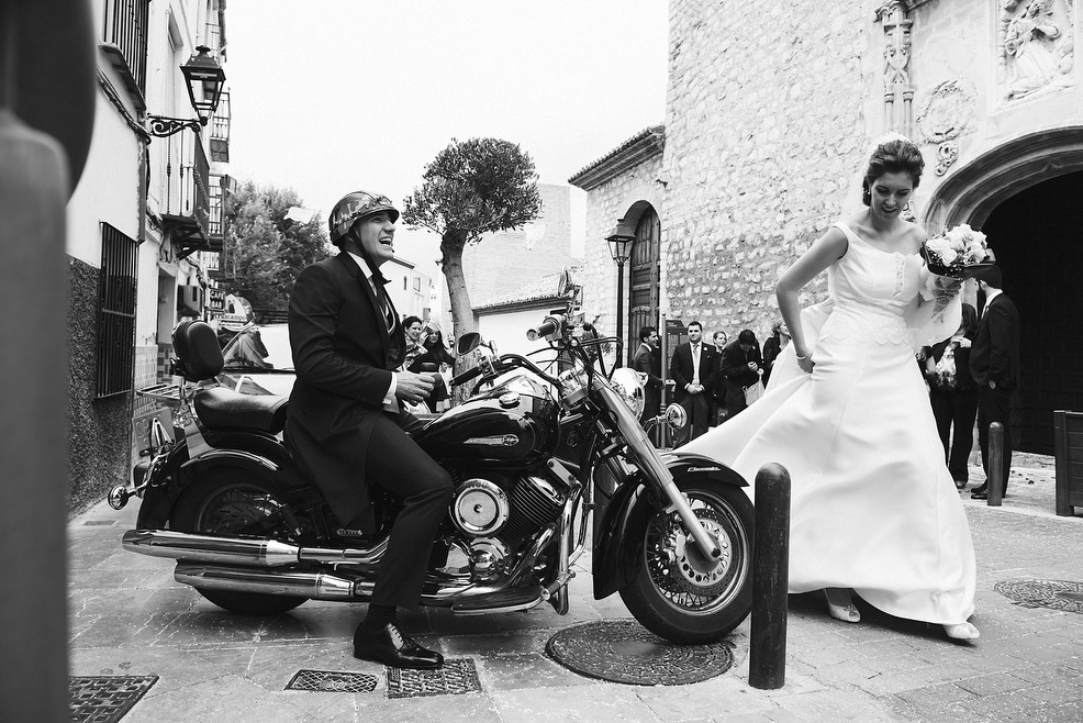 Boda en Carmen de San Cristobal Jaén722 Fotos Boda Iglesia la Magdalena Novia en Moto