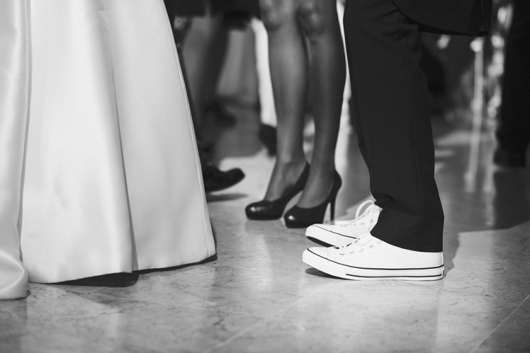Novio en converse Fotos boda Carmen de San Cristobal
