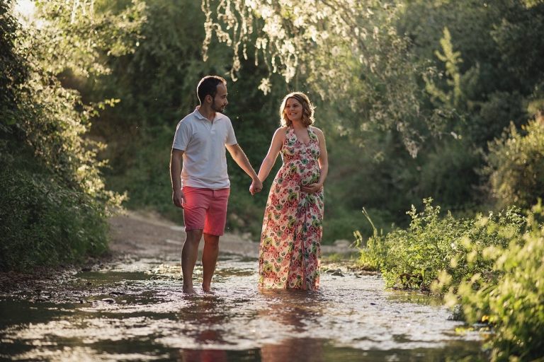 fotos de embarazadas en exterior campo y río, naturaleza