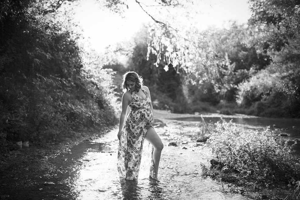 fotos de embarazadas en exterior campo y río, naturaleza