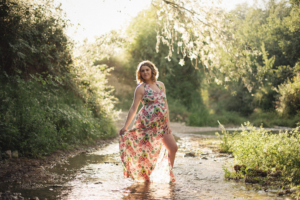 fotos de embarazadas en exterior campo y río, naturaleza
