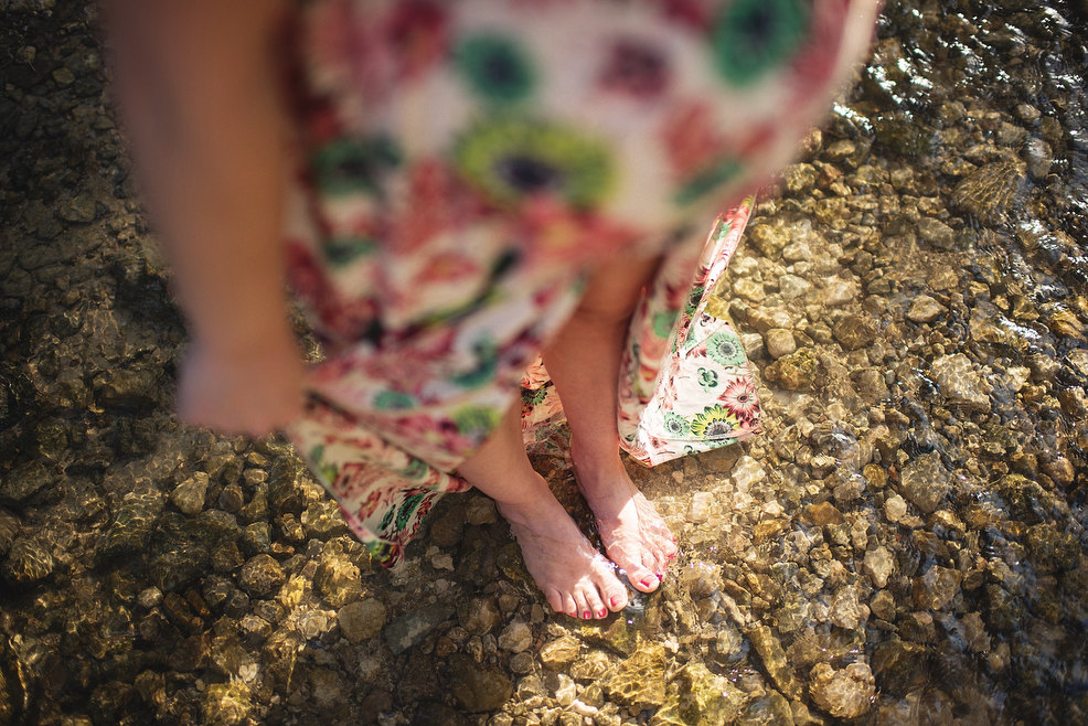 fotos de embarazadas en exterior campo y río, naturaleza